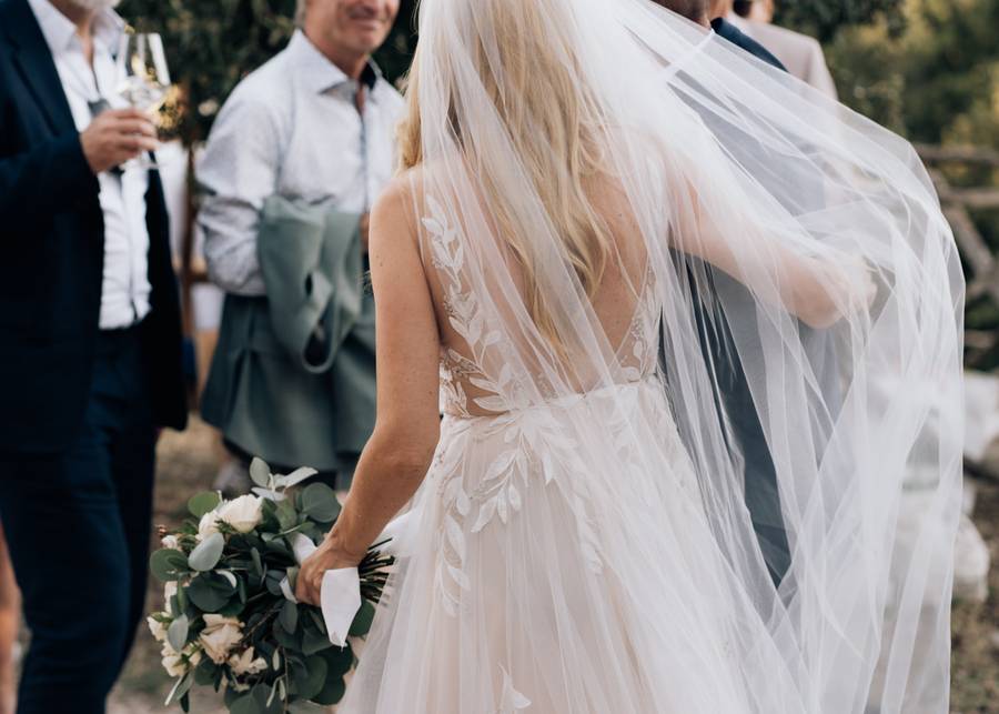 Rückenansicht Braut im Kleid — elegante Hochzeitsfotografie