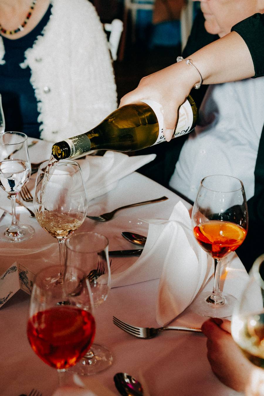 Champagner Anstoßen — Hochzeitsfeier Fotografie