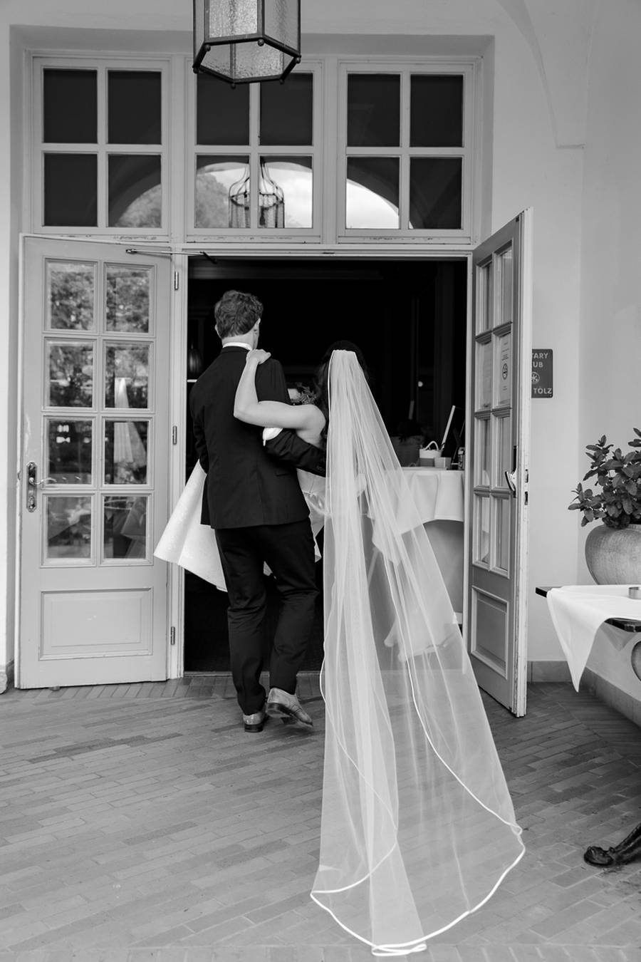 Brautschleier im Wind — romantische Hochzeitsfotografie