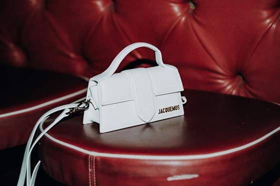 Braut mit Jacquemus Hut — Fashion Hochzeitsfotografie