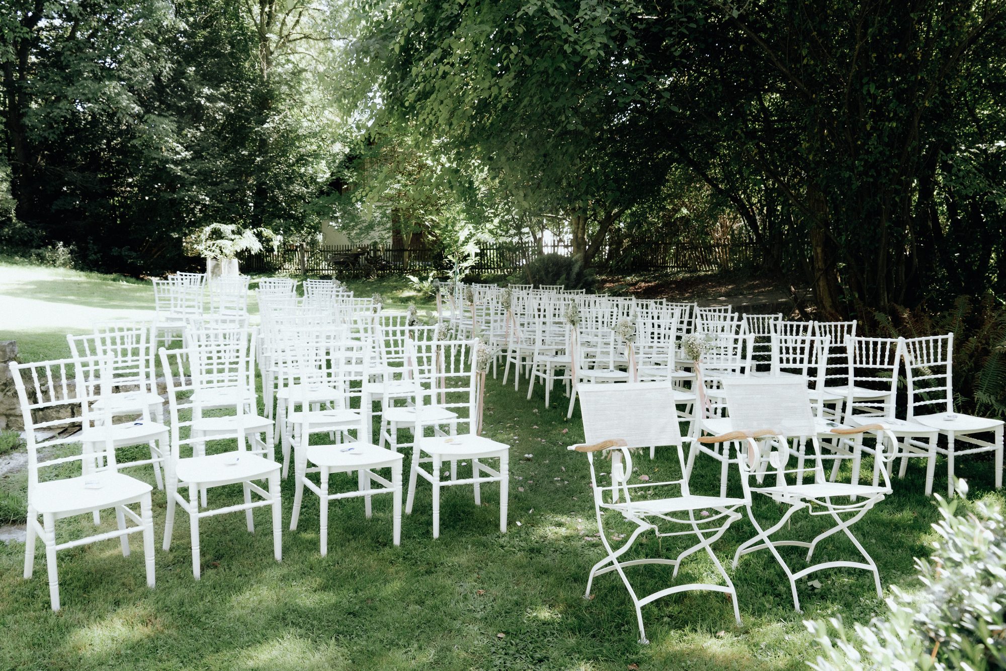 Freie Trauung — weiße Stühle im Garten, Hochzeit München
