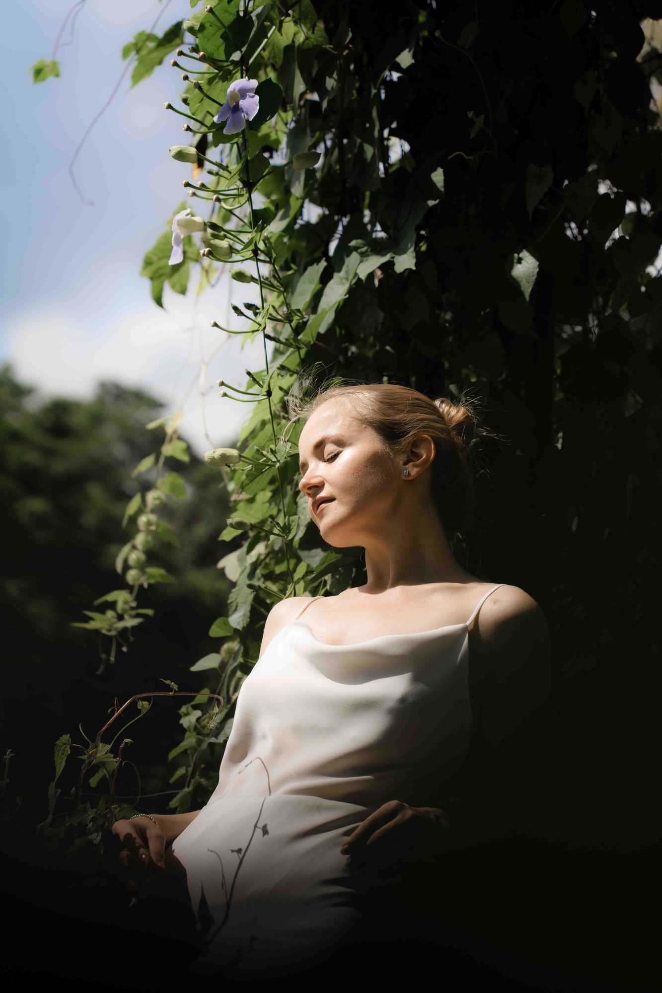 Editorial-Brautportrait in der Natur, Augen geschlossen