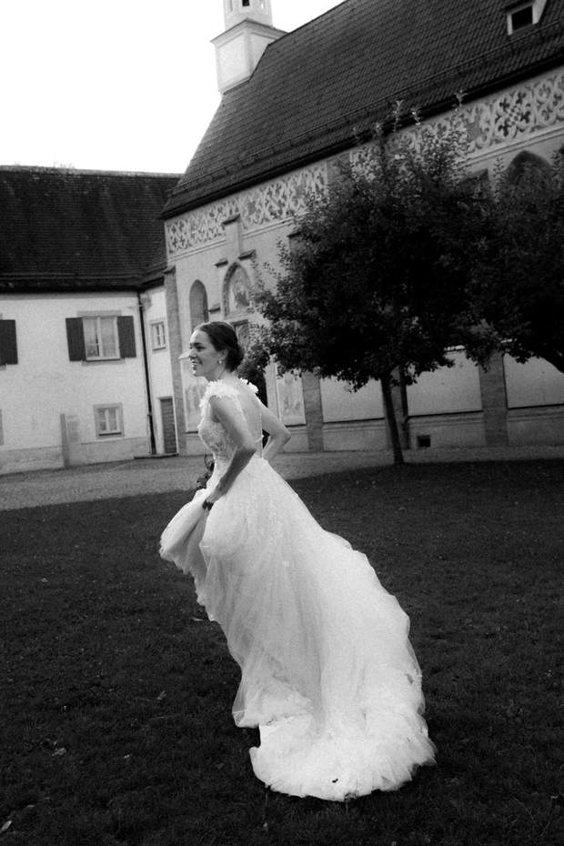 Braut im Hochzeitskleid — Editorial Hochzeitsfotografie