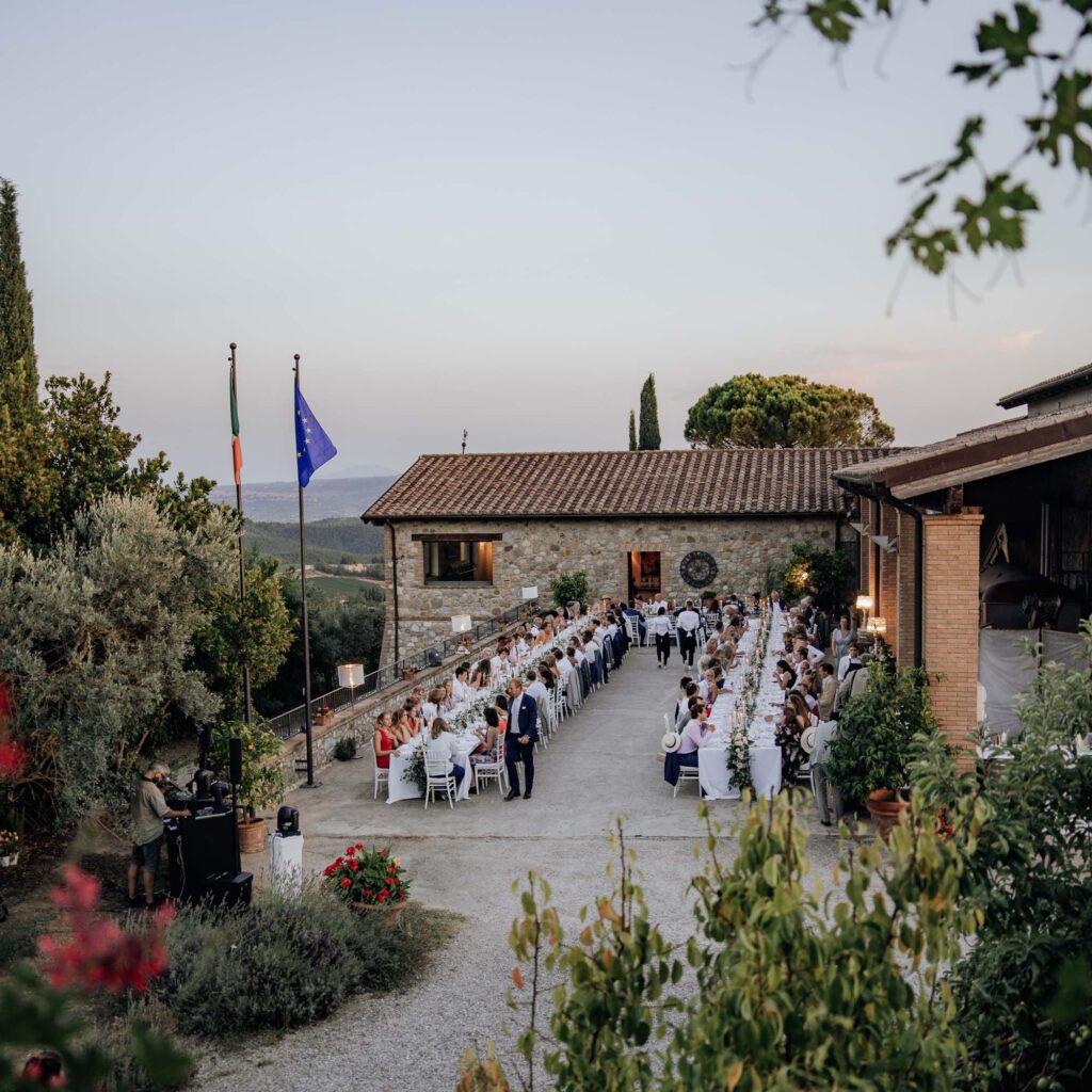 Ein schönes Abendmahl auf einer elopement Hochzeit in der Toskana auf einem Weingut.