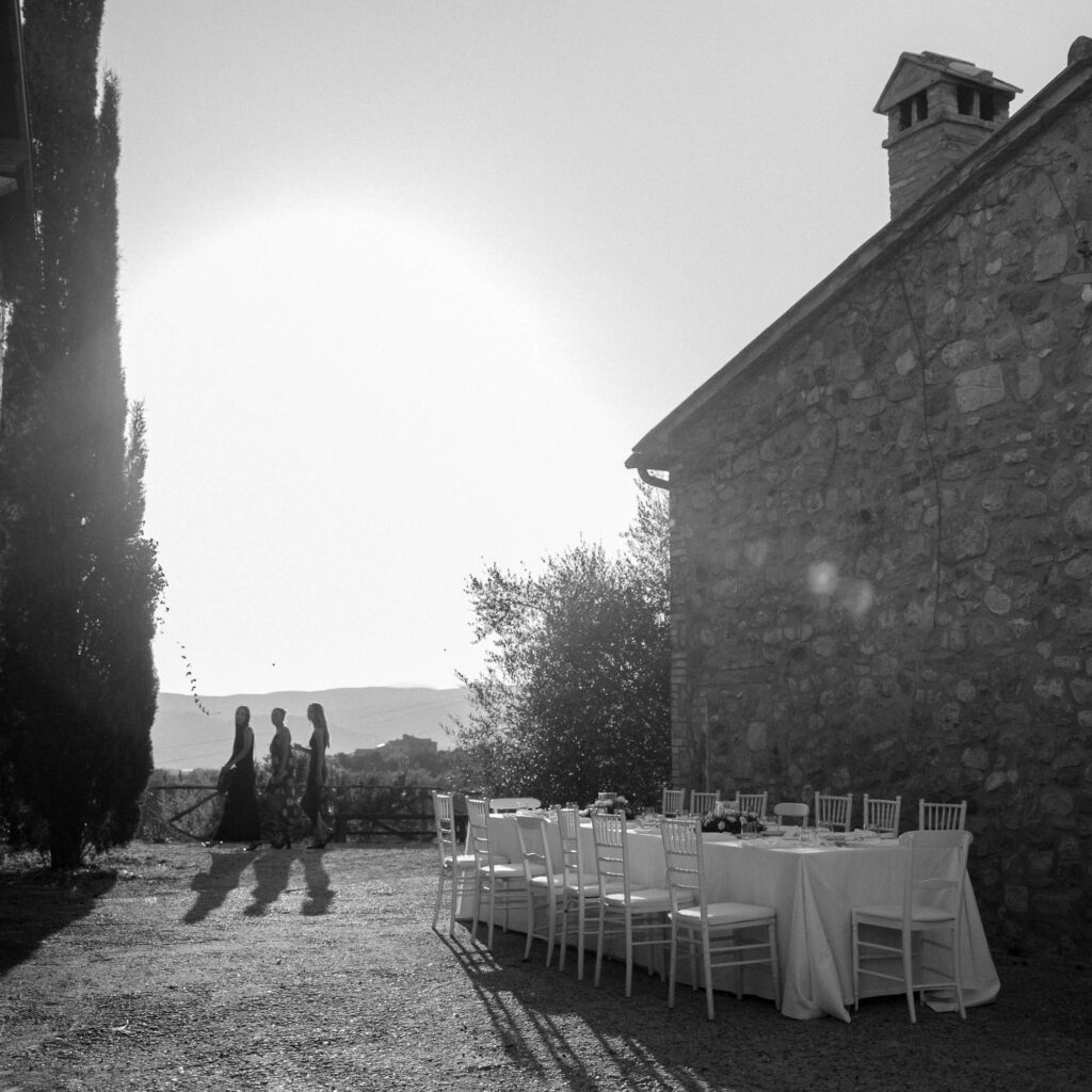 Frei schicke Frauen auf einer elopement Hochzeit in der Toskana auf einem Weingut.