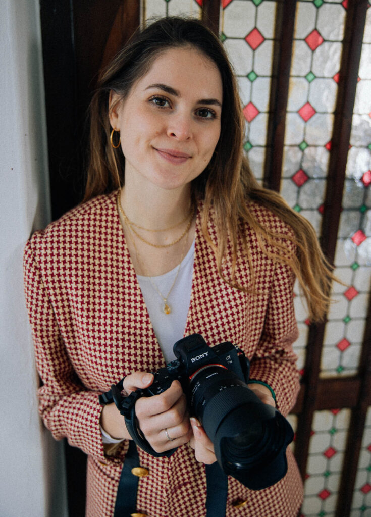 Antonia Valladares Hochzeitsfotografin mit Kamera in der Hand