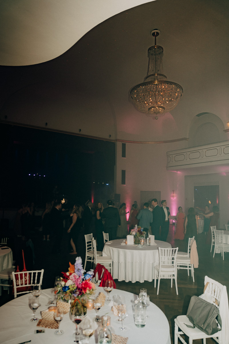 Atmosphärischer Ballsaal in dem alle Hochzeitsgäste tanzen